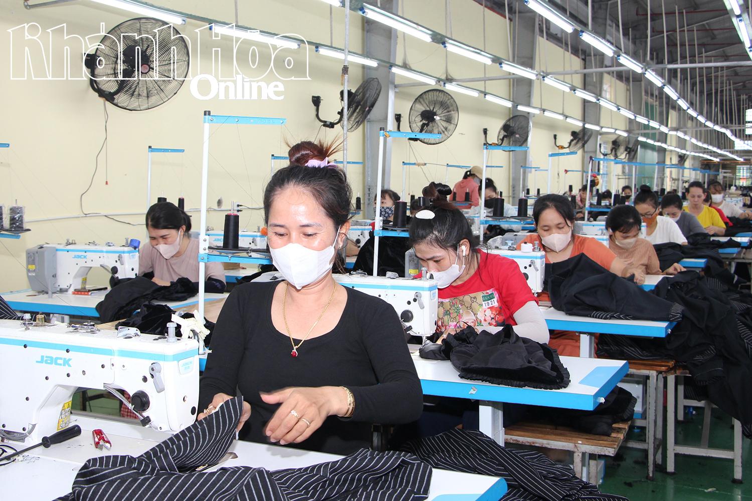 Giờ làm việc của công nhân Công ty TNHH Phú Khang Phan Rang.