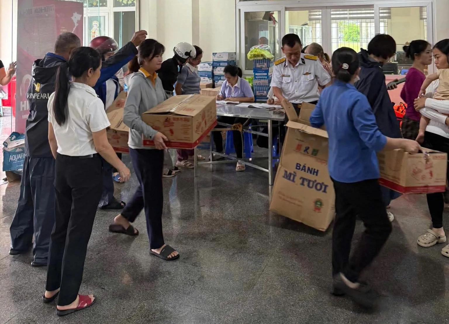 មូលដ្ឋានយោធា Cam Ranh ទទួលបានសម្ភារចាំបាច់សម្រាប់ផ្គត់ផ្គង់ដល់ប្រជាពលរដ្ឋនៅតំបន់រងគ្រោះដោយទឹកជំនន់។