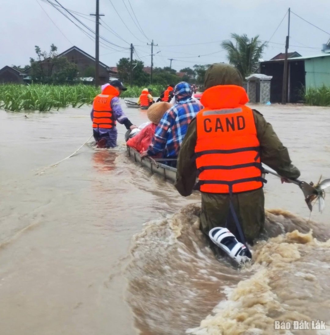 Công An xã Sơn Hòa di dời các hộ dân bị ngập sâu ra nơi an toàn.