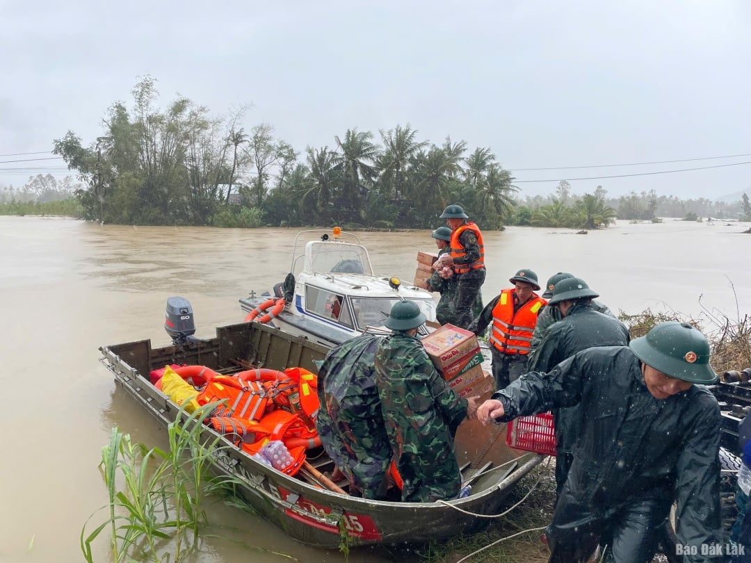 Các tổ công tác của Lữ đoàn Lữ đoàn 572 – Quân khu 5 sử dụng ca nô và xuồng máy vượt dòng nước xiết để ứng cứu người dân và tiếp tế lương thực.