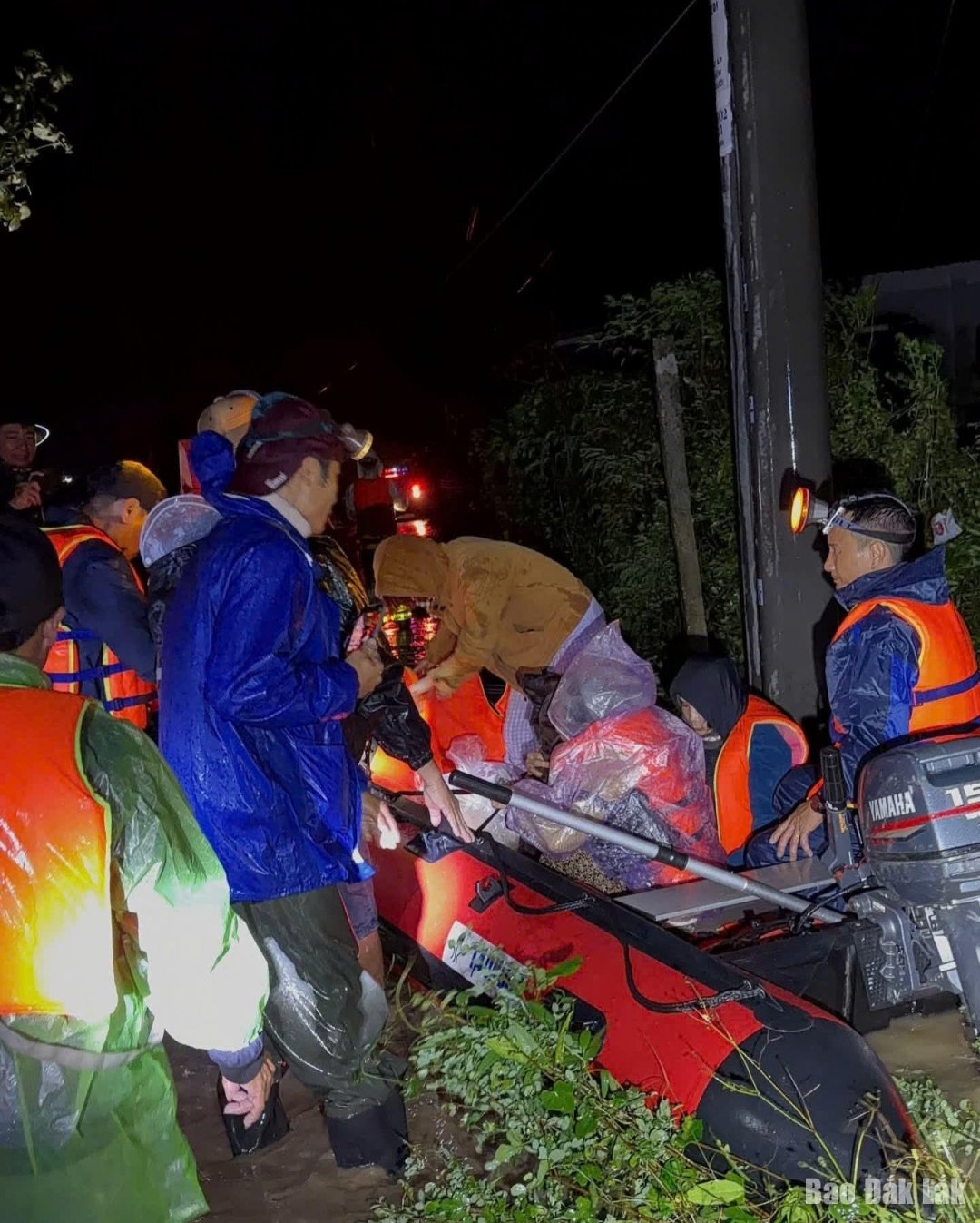 Các lực lượng phối hợp cứu hộ, cứu nạn Công an tỉnh Đắk Lắk vẫn dầm mình trong nước lũ xuyên đếm tiếp cận ứng cứu người dân bị mắc kẹt