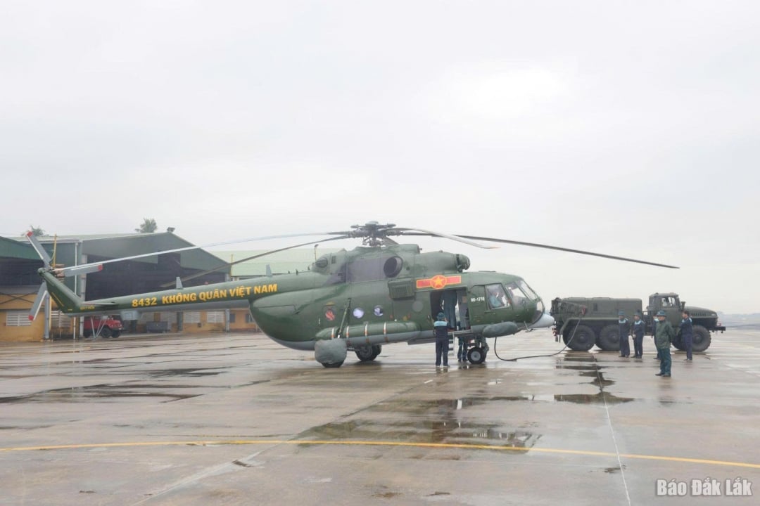 Trực thăng Trung đoàn Không quân 930 cơ động thực hiện nhiệm vụ cứu hộ, cứu nạn tại vùng lũ. Ảnh: Văn Chung