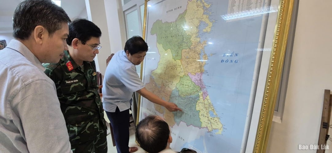 Lãnh đạo tỉnh trao đổi với Quân khu 5 về các khu vực dân đang bị cô lập, chưa tiếp cận được, cần tiếp cận ứng cứu, tiếp tế lương thực, nước uống ngay.