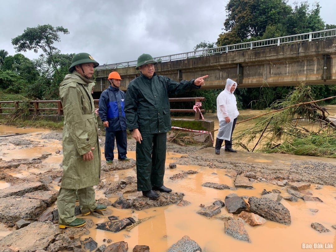 Uỷ viên Ban Thường vụ Tỉnh ủy, Phó Chủ tịch Thường trực HĐND tỉnh Từ Thái Giang kiểm tra tình hình, thăm hỏi động viên lực lượng đang tham gia công tác phòng chống lũ lụt ở xã Yang Mao. Ảnh: K. Chi