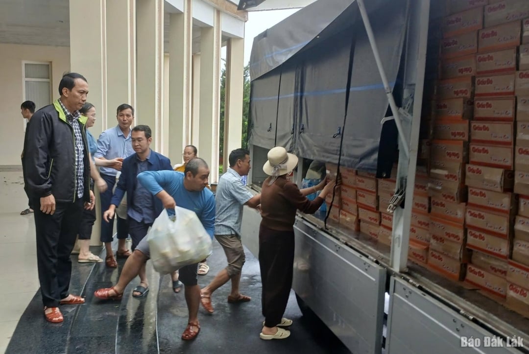 Người dân vận chuyển chuyến hàng ứng cứu cho người đồng bào vùng ngập lụt.