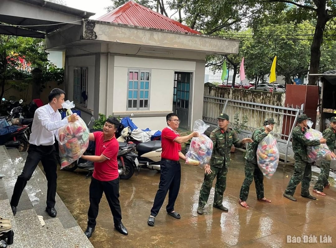 Các phần lương thực của Hội LHPN tỉnh hỗ trợ  được chuyển lên xe để đưa đến tay người dân vùng lũ.