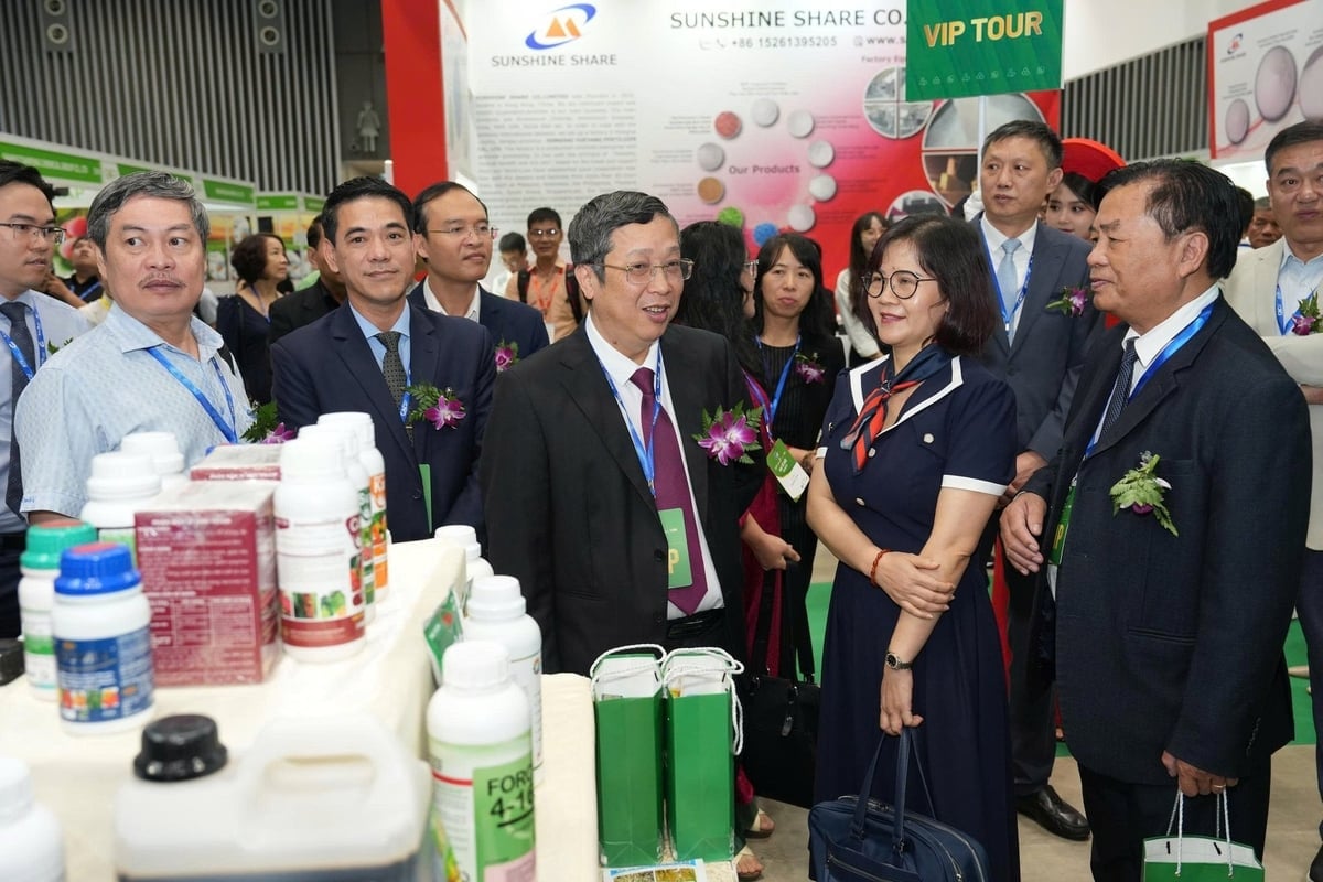 Thứ trưởng Bộ Nông nghiệp và Môi trường Hoàng Trung thăm các gian hàng Triển lãm năm 2024. Ảnh Mạnh Trần VF.