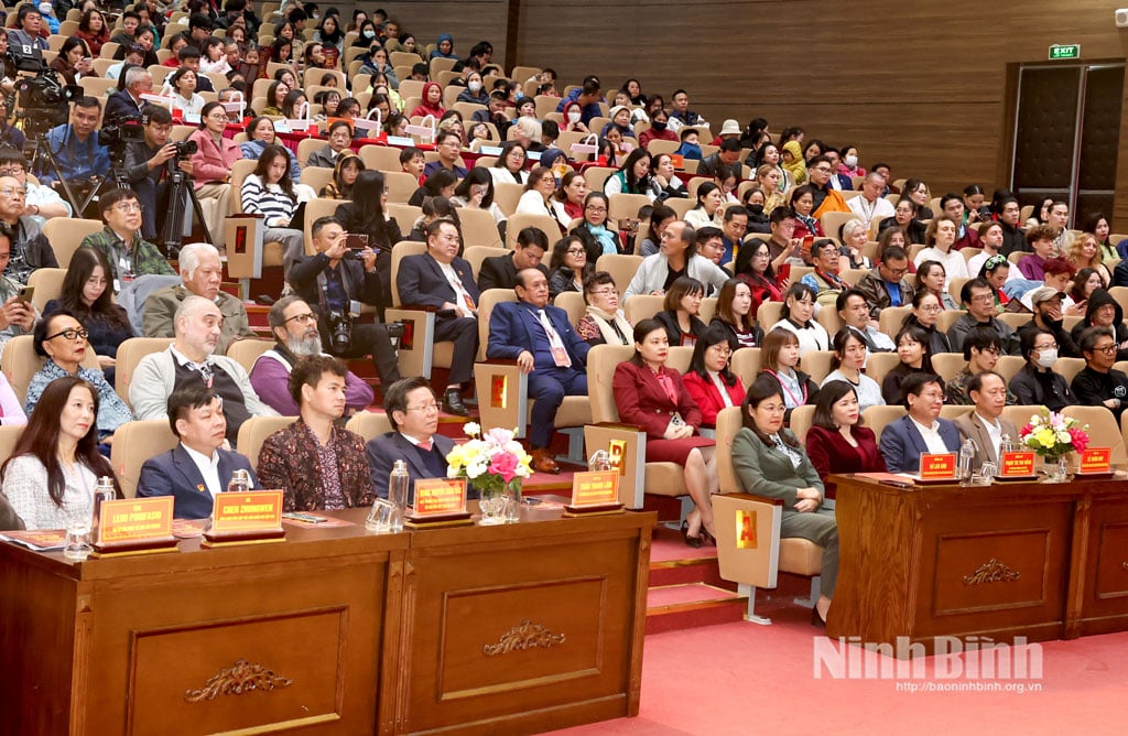 Açılış törenine katılan delegeler.