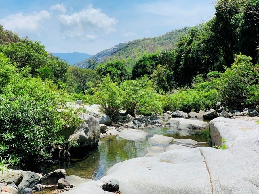 Дикая красота ручья Ло О с прозрачной водой, текущей по скалам.