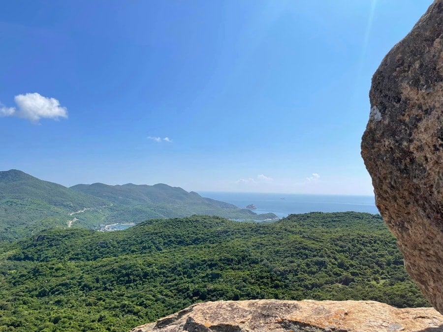 Туристы идут по тропе, ведущей к вершине Ред-Рок.