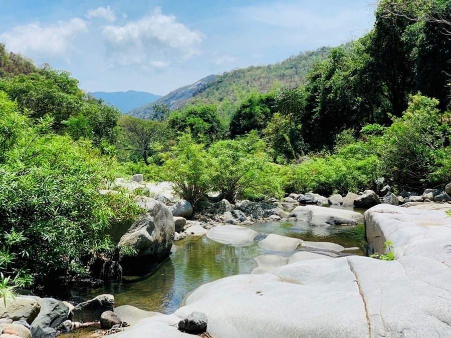 ຄວາມງາມທໍາມະຊາດຂອງສາຍນ້ໍາ Lo O ທີ່ມີນ້ໍາສະອາດແລະໂງ່ນຫີນທໍາມະຊາດ.