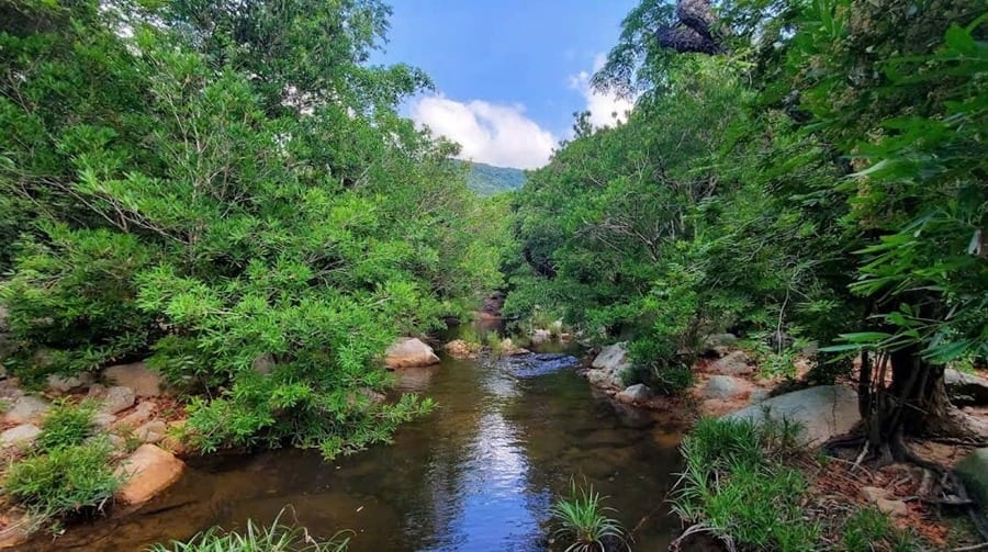 ນັກ​ທ່ອງ​ທ່ຽວ​ພັກ​ຜ່ອນ​ໂດຍ​ສາຍ​ນ​້​ໍ Lo ​​O ສົດ​.