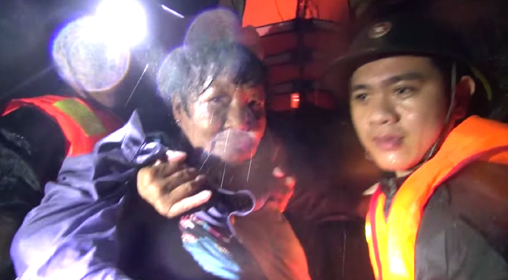 (Trực tiếp) Miền Trung mưa như trút nước: Cứu dân trong đêm, hỗ trợ thực phẩm hành khách đường sắt kẹt ở Phú Yên