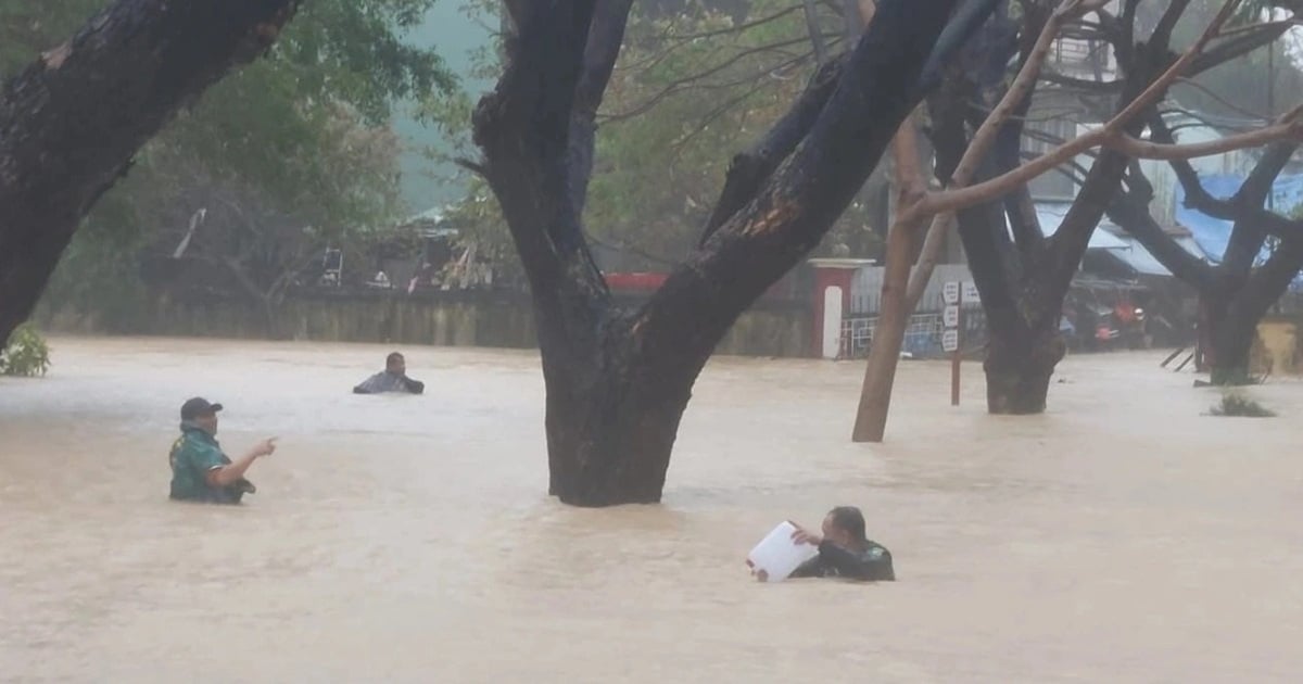 Thầy cô bơi đến trường tiếp tế đồ ăn cho gần 500 học sinh bị ngập