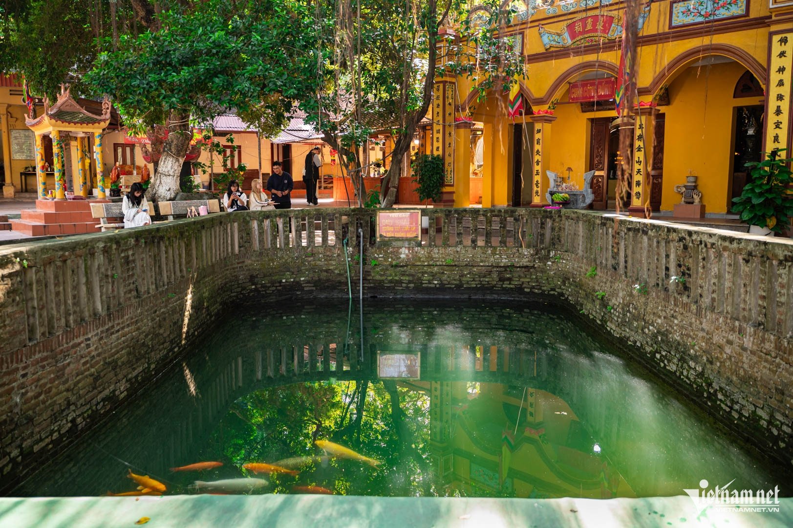 W-templom és jáde kút.jpg