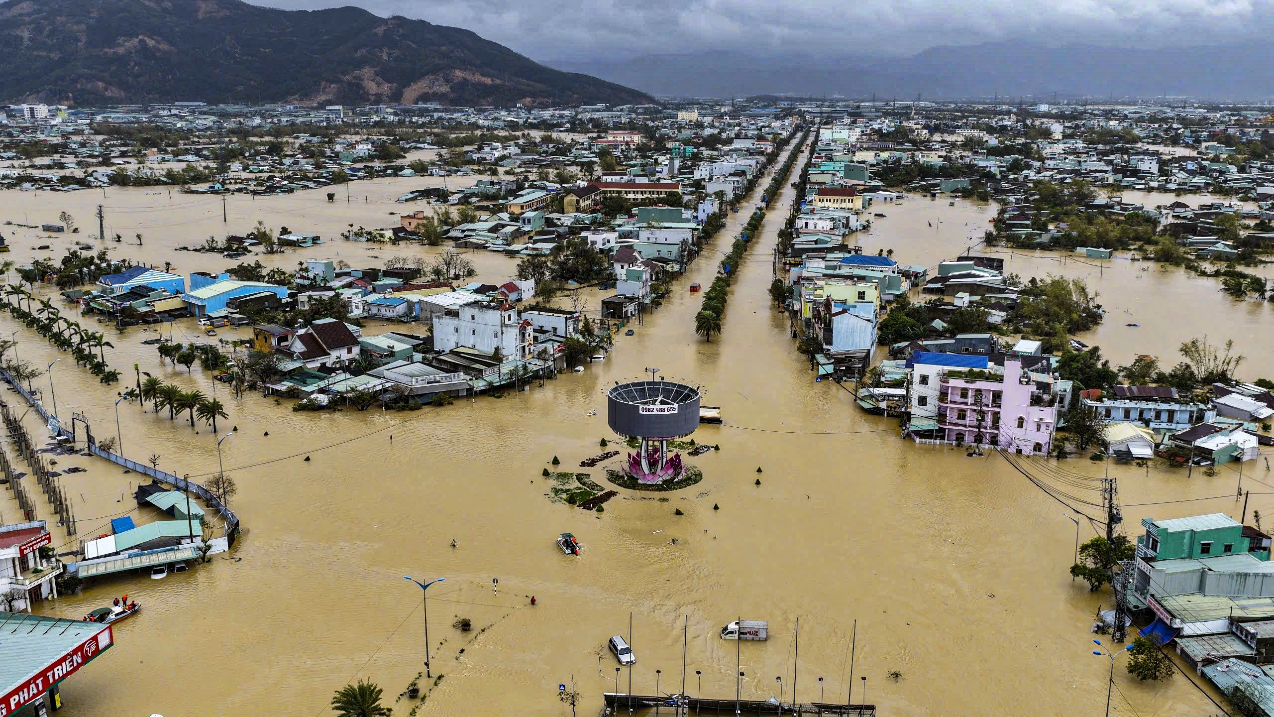 Gia Lai oằn mình vì lũ dữ: Bàng hoàng khi nhà trống hoắc, đàn bò theo nước cuốn đi