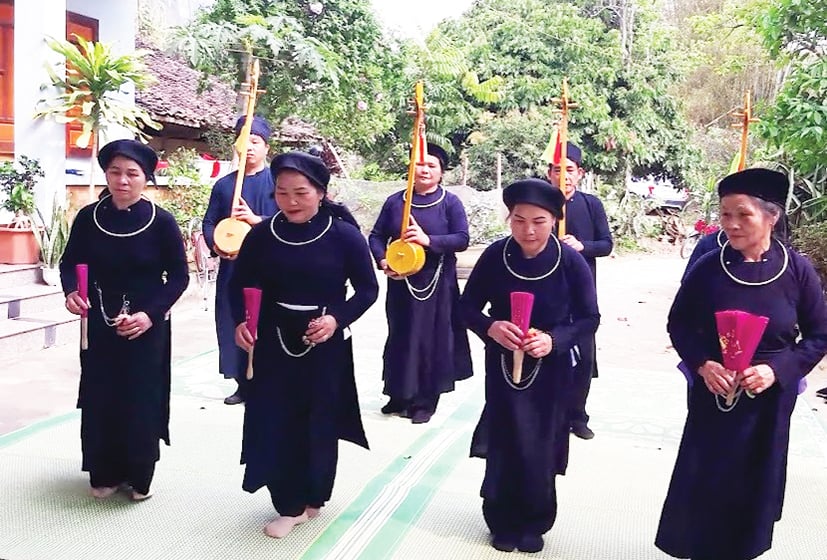 Танец Чау в представлении Тхен Тай.