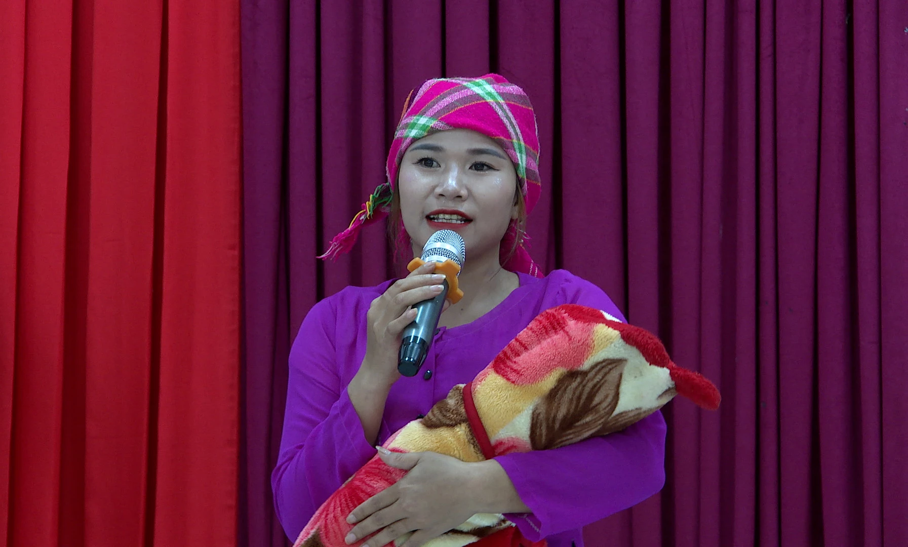 גב' קאו טי האי - הליבה האמנותית של מועדון התרבות העממית של כפר ין הופ - צילום: ק.נ.