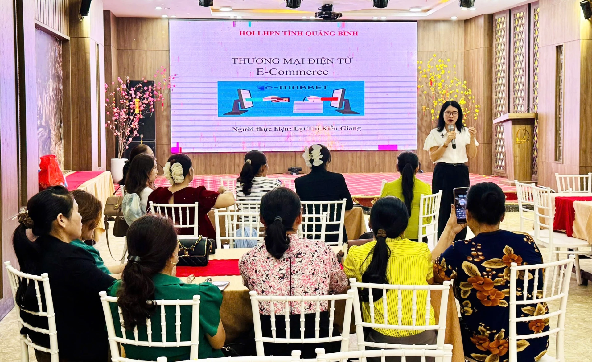 Pelatihan proses membangun produk OCOP dan e-commerce untuk perempuan - Foto: M.N.