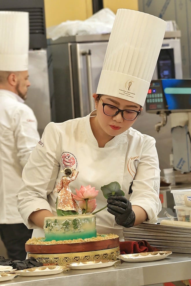 ចុងភៅស្រី An Giang ឈ្នះការប្រកួត 'World Baking Artist' នៅប្រទេសអ៊ីតាលី - រូបថត ២. Nữ đầu bếp An Giang vô địch cuộc thi 'Nghệ nhân làm bánh thế giới' tại Ý- Ảnh 2.