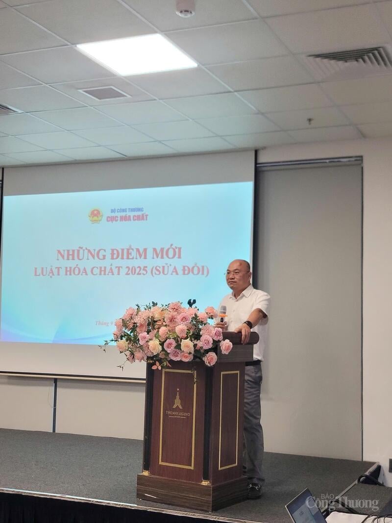 Pham Huy Nam Son úr, az Ipari és Kereskedelmi Minisztérium Vegyianyag-osztályának igazgatóhelyettese ismertette a 2025-ös Vegyianyag-törvényt Hai Phong városában.