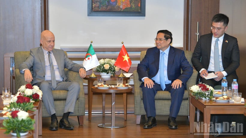 ראש הממשלה פאם מין צ'ין קיבל את פניו של המזכיר הכללי של החזית הלאומית לשחרור אלג'יריה (FLN), עבד אל-קרים בן-מברק. (צילום: ת'אן ג'יאנג)