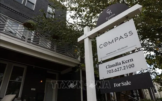 Sebuah rumah dengan tanda Một ngôi nhà treo biển rao bán tại Washington, DC, Mỹ. Ảnh: THX/TTXVN