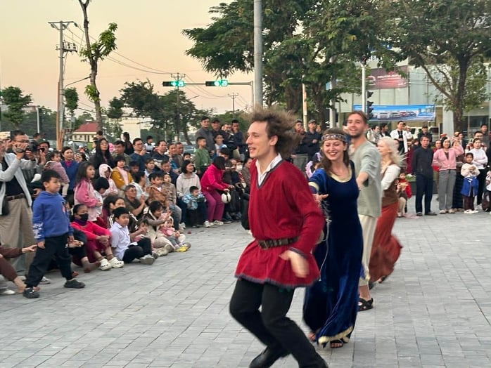 Lễ diễu hành nghệ thuật đường phố Ninh Bình - dấu ấn đẹp tại Festival sân khấu thử nghiệm - Ảnh 1.