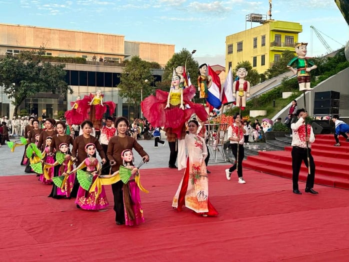Lễ diễu hành nghệ thuật đường phố Ninh Bình - dấu ấn đẹp tại Festival sân khấu thử nghiệm - Ảnh 2.