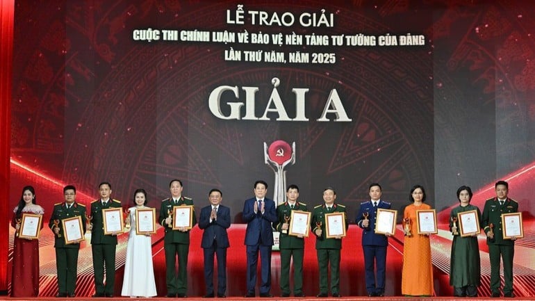 রাষ্ট্রপতি লুওং কুওং এবং সচিবালয়ের স্থায়ী সদস্য ট্রান ক্যাম তু ২০২৫ সালে পার্টির আদর্শিক ভিত্তি রক্ষার উপর ৫ম রাজনৈতিক রচনা প্রতিযোগিতায়
