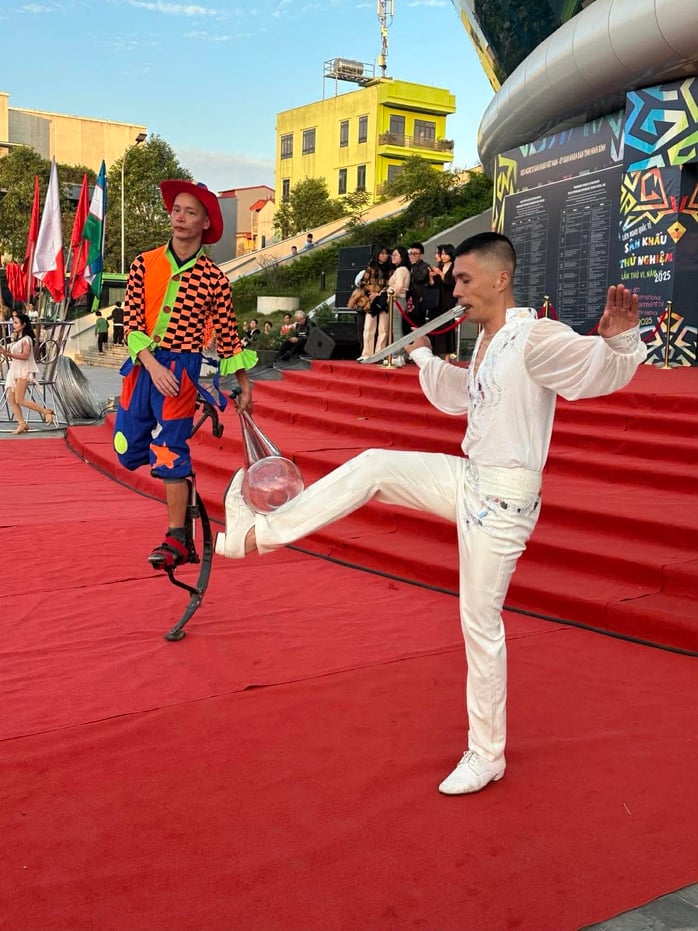 Lễ diễu hành nghệ thuật đường phố Ninh Bình - dấu ấn đẹp tại Festival sân khấu thử nghiệm - Ảnh 5.