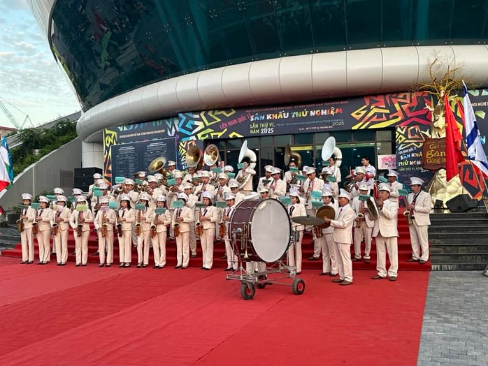 Lễ diễu hành nghệ thuật đường phố Ninh Bình - dấu ấn đẹp tại Festival sân khấu thử nghiệm - Ảnh 7.