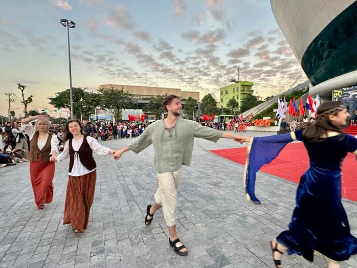 Lễ diễu hành nghệ thuật đường phố Ninh Bình - dấu ấn đẹp tại Festival sân khấu thử nghiệm - Ảnh 8.