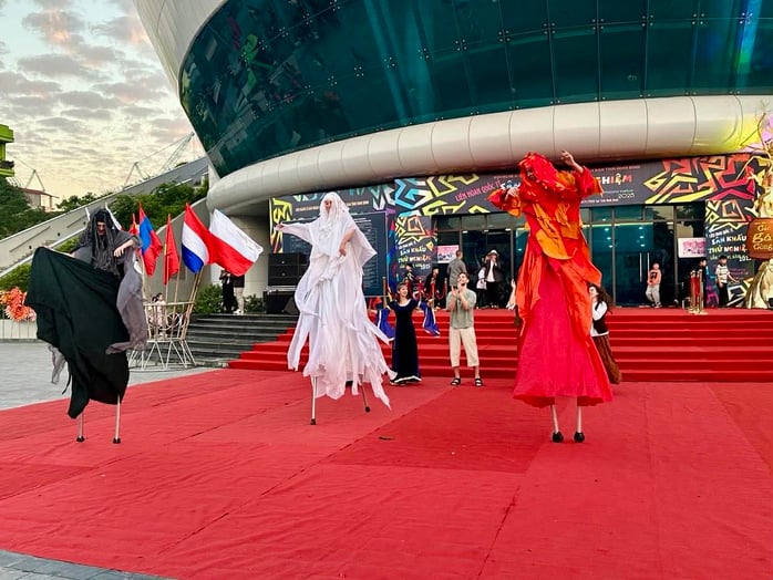 Lễ diễu hành nghệ thuật đường phố Ninh Bình - dấu ấn đẹp tại Festival sân khấu thử nghiệm - Ảnh 11.