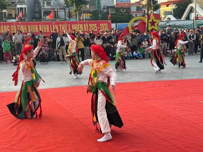Lễ diễu hành nghệ thuật đường phố Ninh Bình - dấu ấn đẹp tại Festival sân khấu thử nghiệm - Ảnh 12.