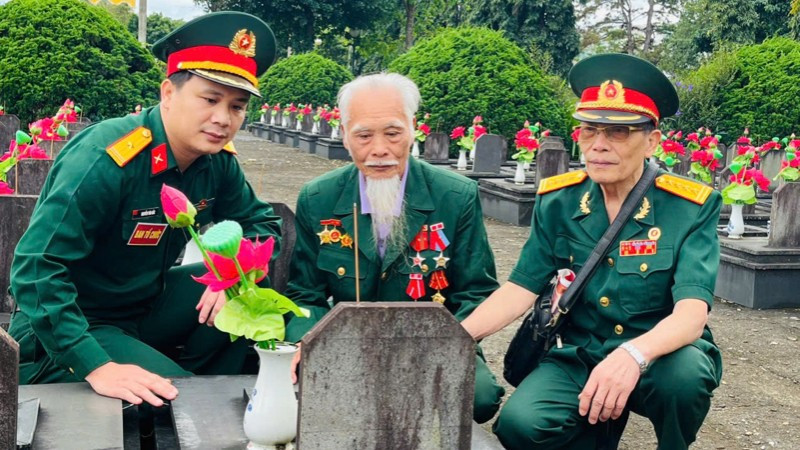 ນັກຮົບວິລະຊົນເຂດ 1 ຈູດທູບທຽນອາໄລຫາບັນດານັກຮົບເສຍສະຫຼະຊີວິດເພື່ອຊາດຢູ່ສຸສານນັກຮົບເສຍສະຫຼະຊີວິດເພື່ອຊາດ ແຂວງຢາລາຍ.