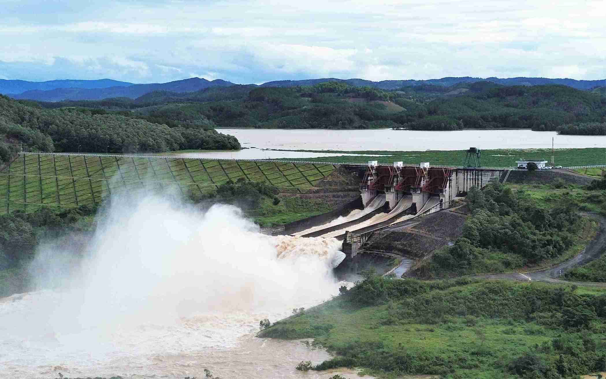 Thủy điện liên tục xả lũ khiến các vùng hạ du ở Lâm Đồng chìm trong biển nước