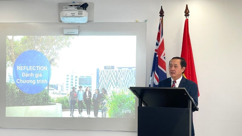 Kamrat Huynh Thanh Dat, medlem av partiets centralkommitté, biträdande chef för den centrala propaganda- och massmobiliseringskommissionen, chef för arbetsdelegationen, talade vid klassens avslutningsceremoni.