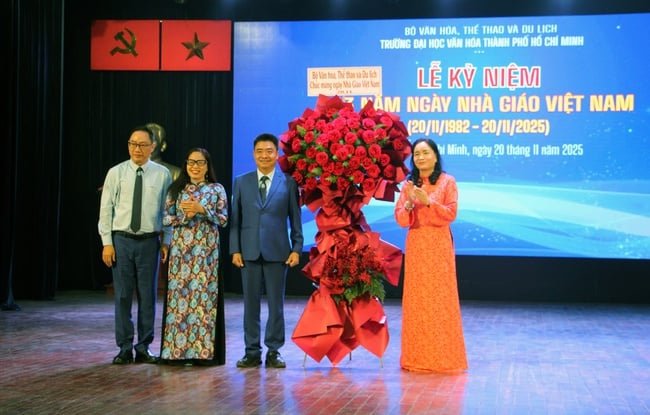 Thứ trưởng Bộ VHTTDL Trịnh Thị Thủy dự Kỷ niệm 43 năm Ngày Nhà giáo Việt Nam tại Trường ĐH Văn hóa TP.HCM - Ảnh 1.