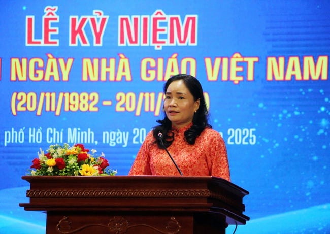 Thứ trưởng Bộ VHTTDL Trịnh Thị Thủy dự Kỷ niệm 43 năm Ngày Nhà giáo Việt Nam tại Trường ĐH Văn hóa TP.HCM - Ảnh 2.