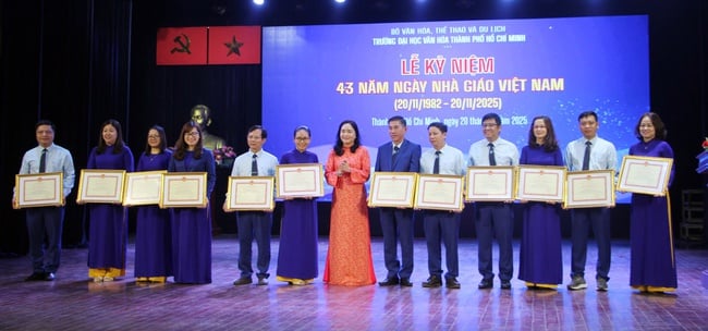 Thứ trưởng Bộ VHTTDL Trịnh Thị Thủy dự Kỷ niệm 43 năm Ngày Nhà giáo Việt Nam tại Trường ĐH Văn hóa TP.HCM - Ảnh 3.