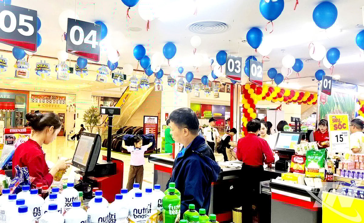 Di Provinsi Thai Nguyen, Pekan E-commerce Nasional dan Jumat Online 2025 digelar bersamaan dengan tekad untuk menyebarkan budaya belanja digital secara intensif. Dalam foto: Pelanggan memilih untuk membeli produk promosi di WinMart.