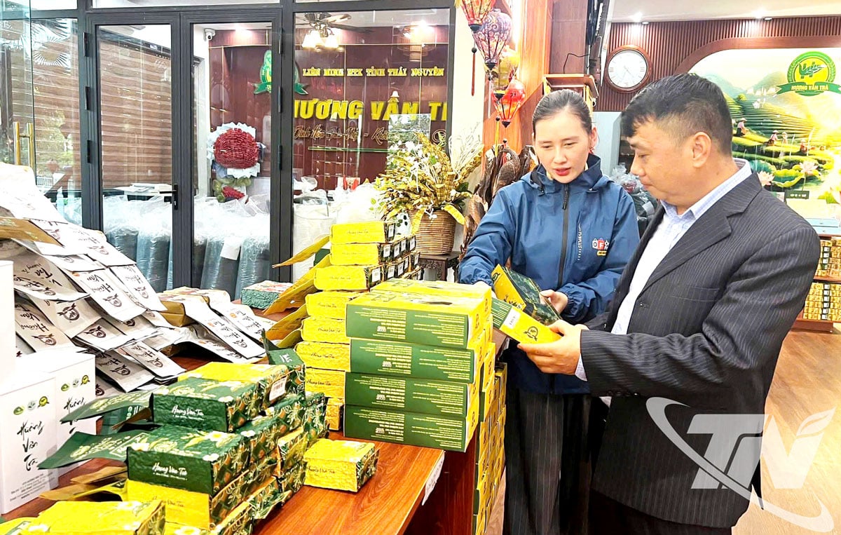 Koperasi Huong Van Tra menyertai Online Friday Week 2025, memperkenalkan produk teh khas lokal.