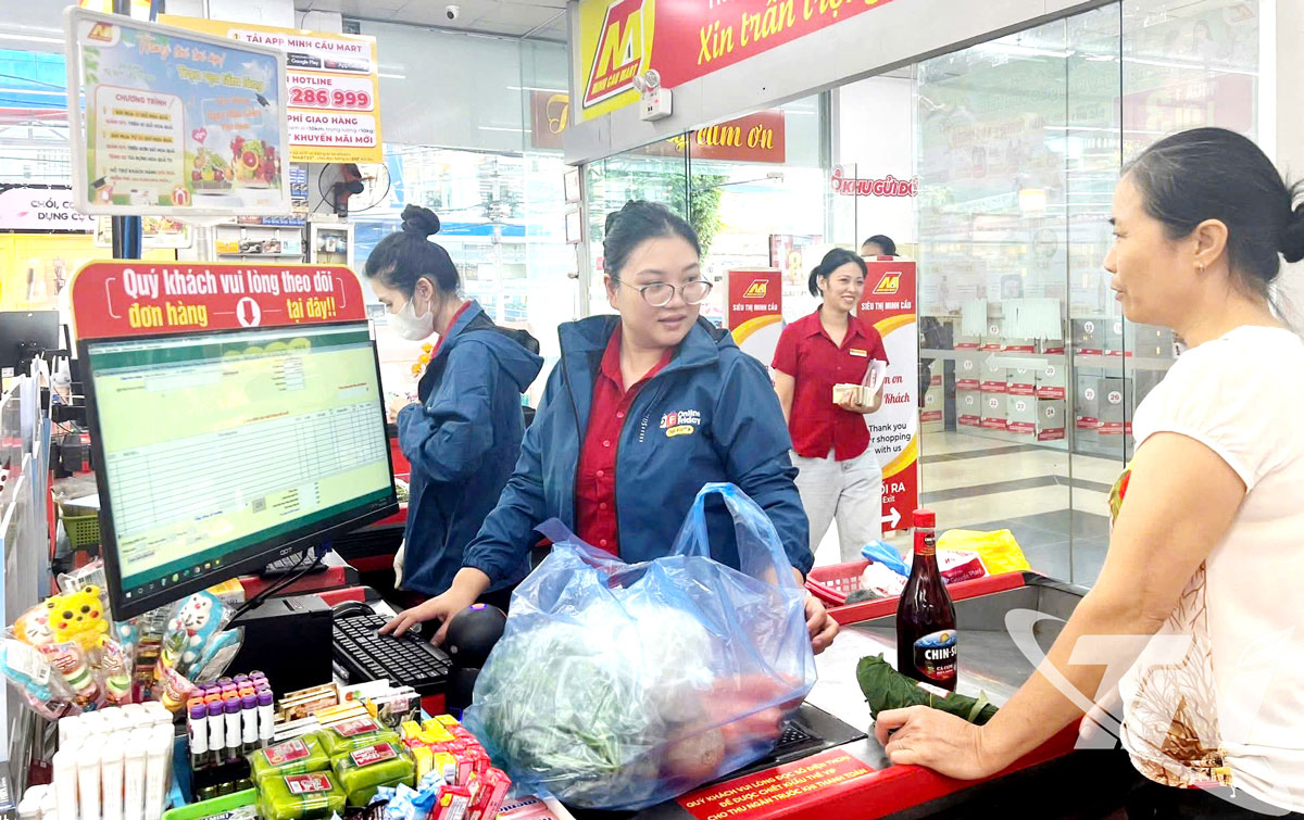 Suasana belanja yang ramai di Supermarket Minh Cau, tempat para konsumen menikmati banyak penawaran diskon selama acara Onliday 2025.