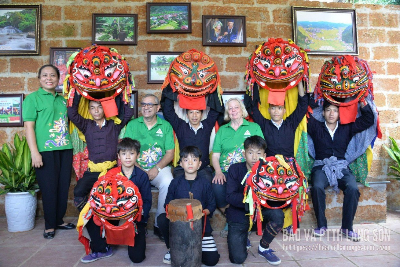 Expertos de la UNESCO se toman fotos de recuerdo con artesanos y estudiantes en la cueva Tham Khuyen - Tham Hai, comuna de Tan Van, un destino turístico ubicado en la ruta 2 del Geoparque Mundial de la UNESCO de Lang Son.