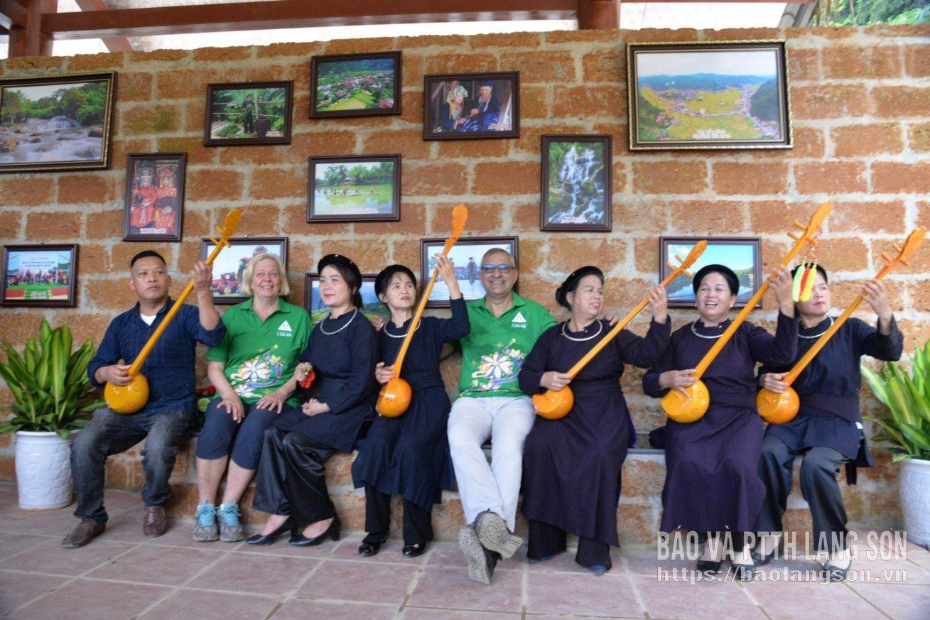 Expertos de la UNESCO experimentan el canto Then y el laúd Tinh en la cueva Tham Khuyen - Tham Hai, un destino turístico ubicado en la ruta 2 del Geoparque Mundial de la UNESCO Lang Son.