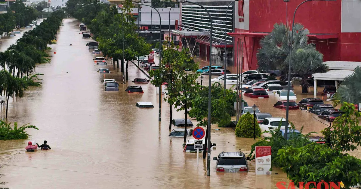 Nước lũ ở Trung bộ đang xuống