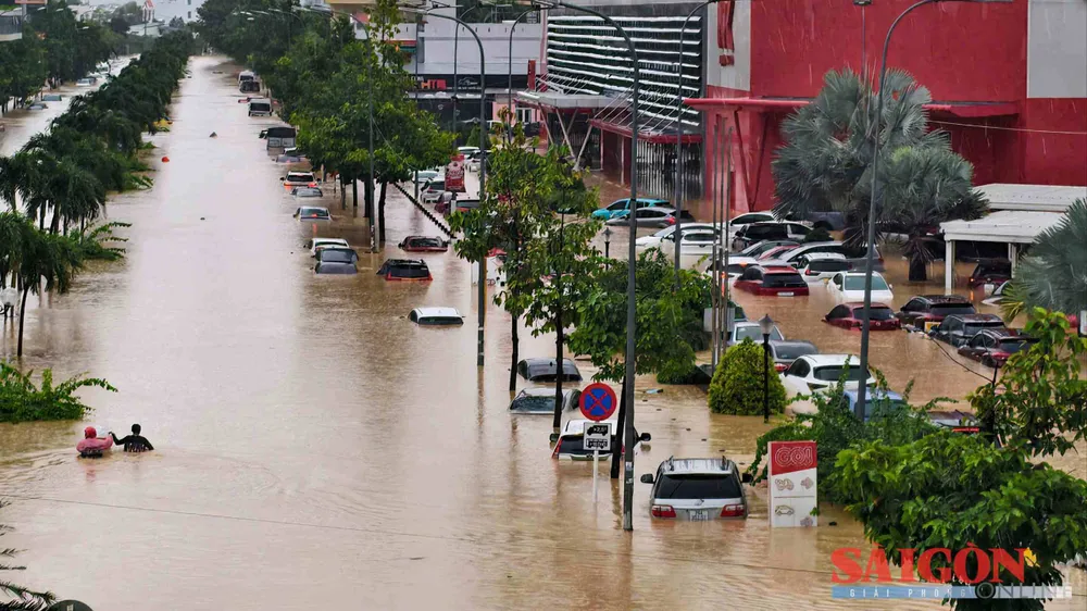 Ngày 20-11, khu vực phường Tây Nha Trang chìm trong nước. Ảnh: BÁO SGGP ONLINE
