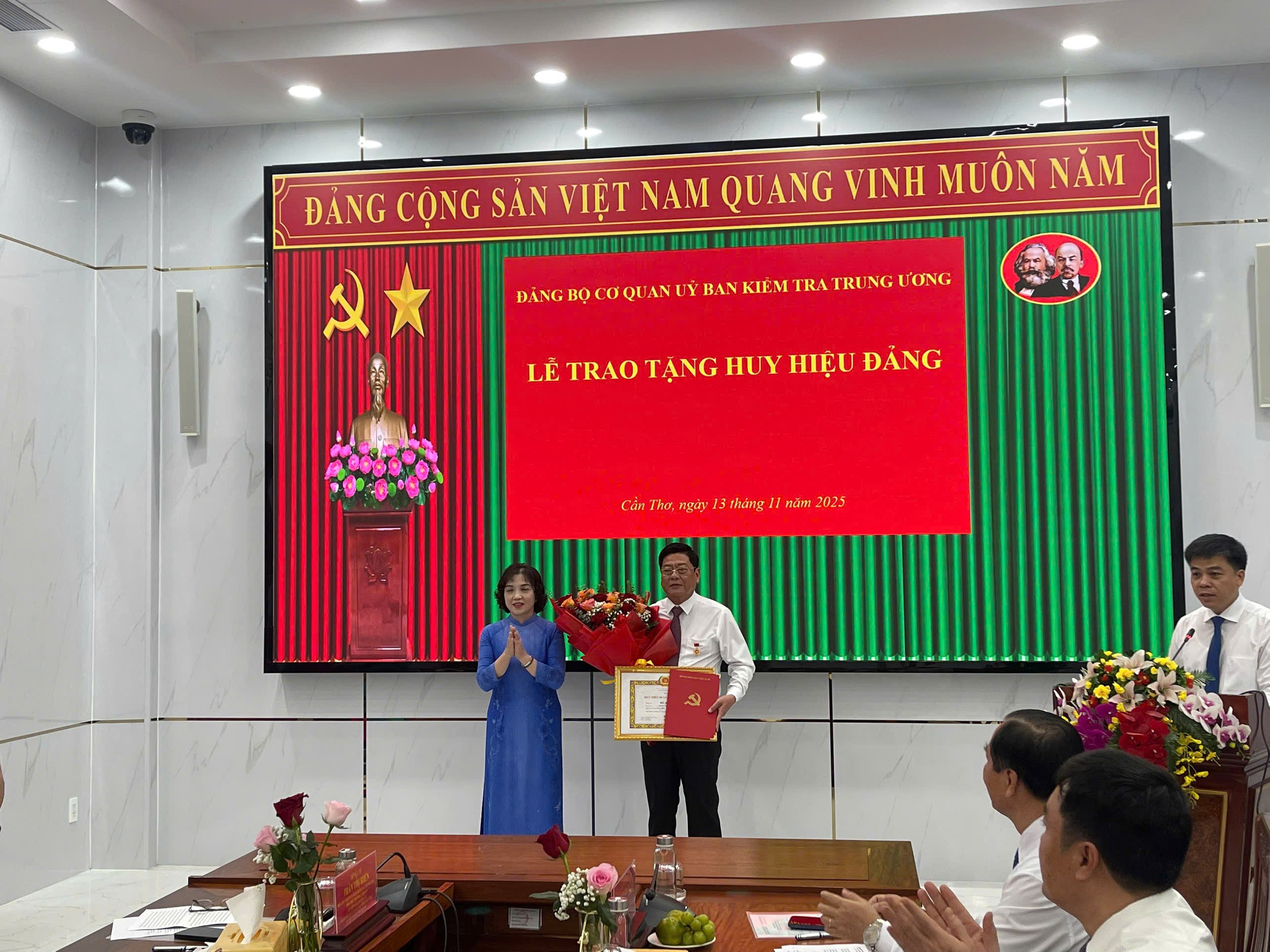 Đảng ủy Cơ quan UBKT Trung ương tổ chức Lễ trao tặng Huy hiệu 40 năm tuổi Đảng cho đồng chí Hồ Minh Chiến, Ủy viên UBKT Trung ương