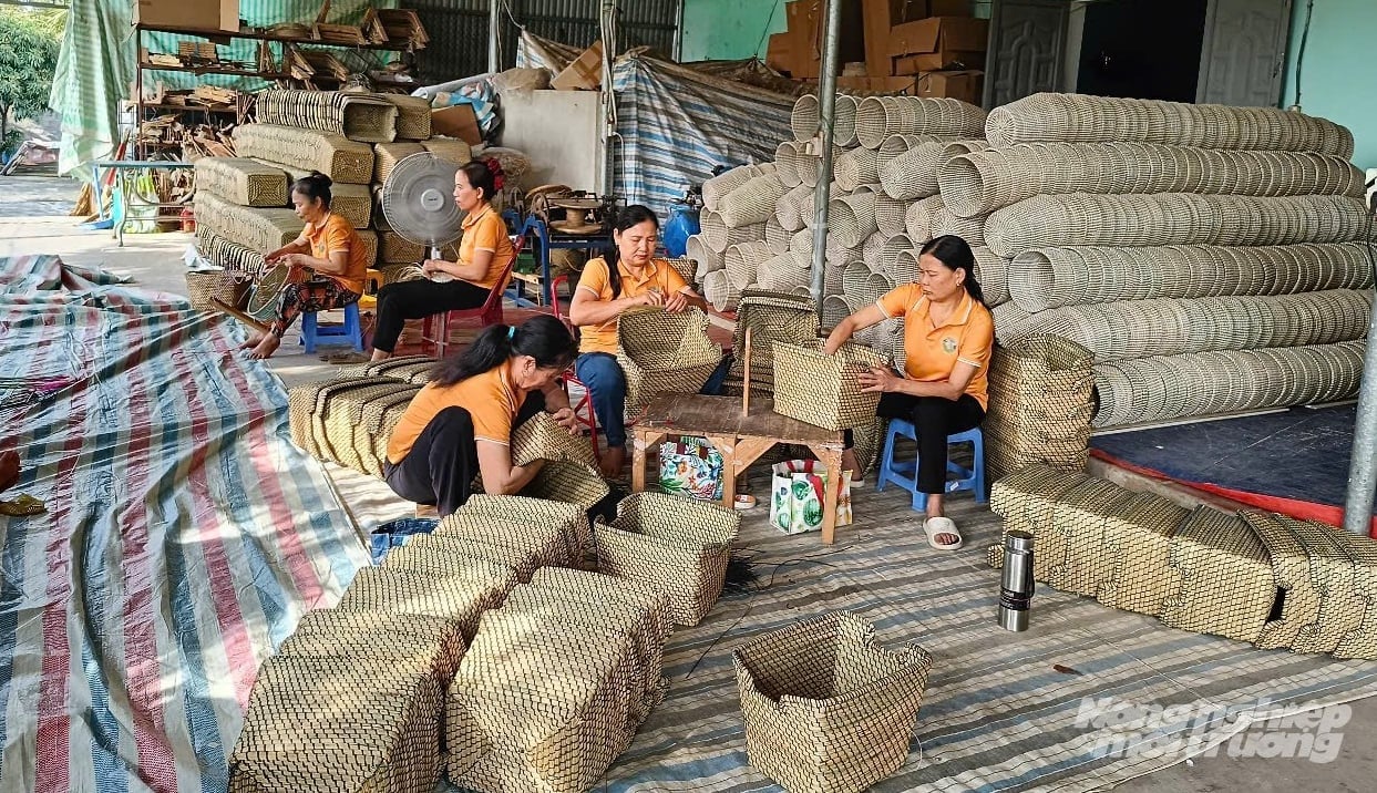 HTX Thủ công mỹ nghệ Tân Thọ tạo việc làm và thu nhập ổn định cho nhiều lao động địa phương. Ảnh: Quốc Toản.